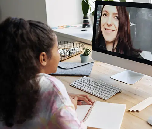 Учень середньої школи відвідує онлайн-клас вдома